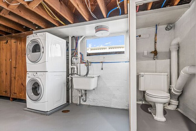 Building Photo - Charming Beach Drive Craftsman w/ AC and V...