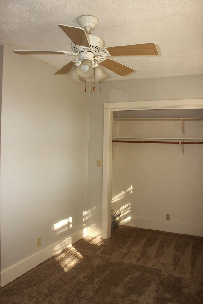 Building Photo - Close to Campus: Dishwasher and Washer/Dryer Included