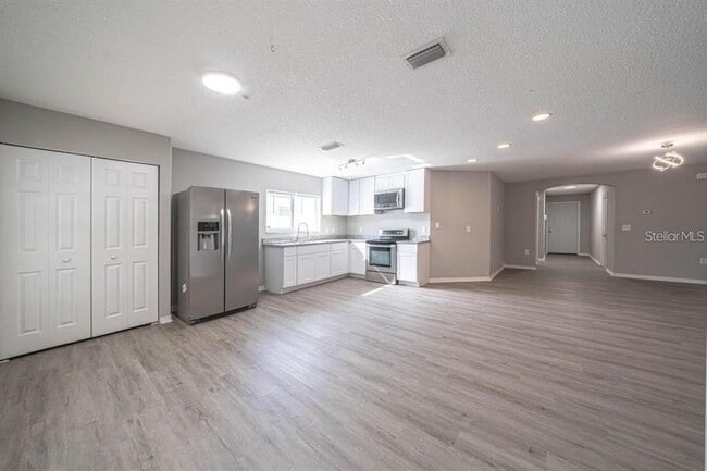 Building Photo - 2025 Peaceful Palm St