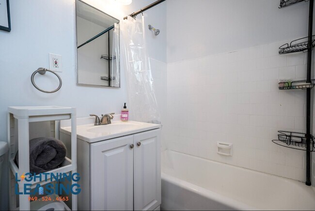 Building Photo - 240 1/2 3rd Ave -8D