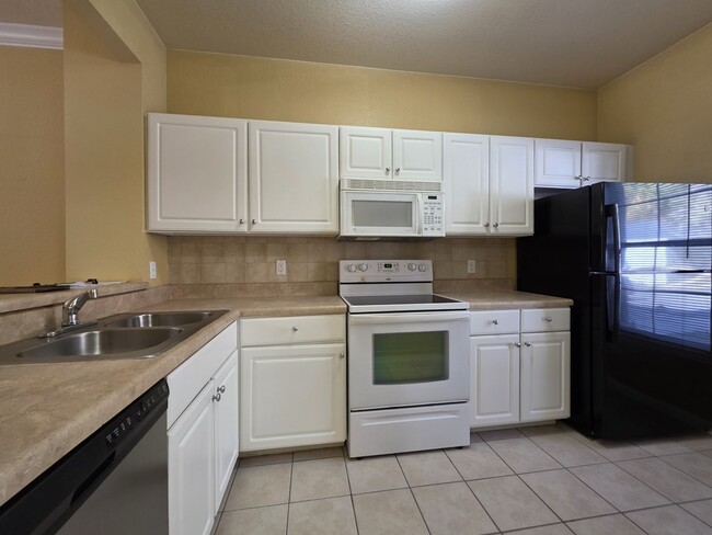 Building Photo - FOR RENT, 2 bedroom 2.5 bathroom townhouse