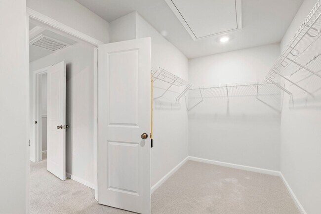 Building Photo - Bright & Beautiful! Modern 3-Bedroom Townh...