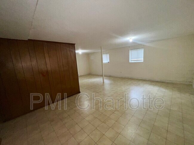 Building Photo - 3017 Arnold Dr