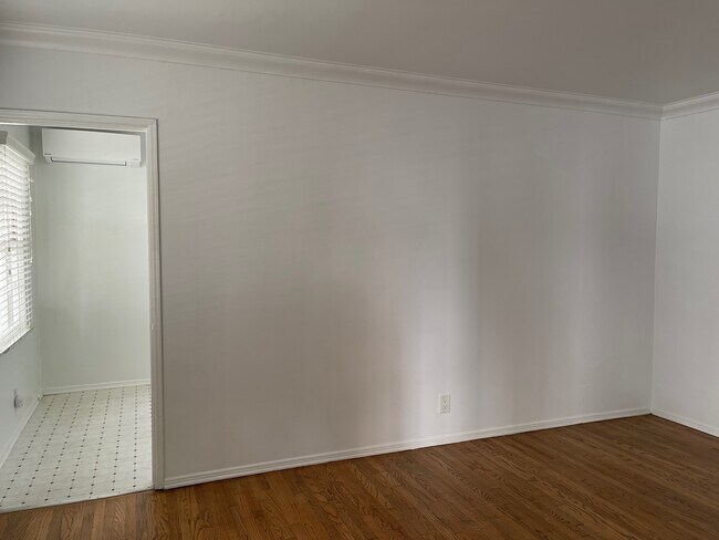 Building Photo - 2326 Oak St