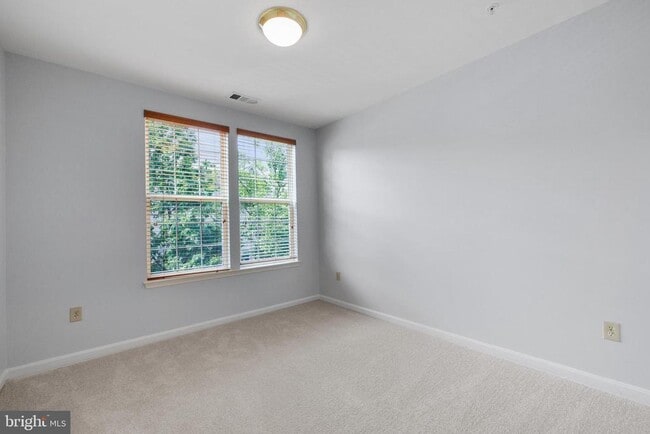 Building Photo - 4950 Brenman Park Dr