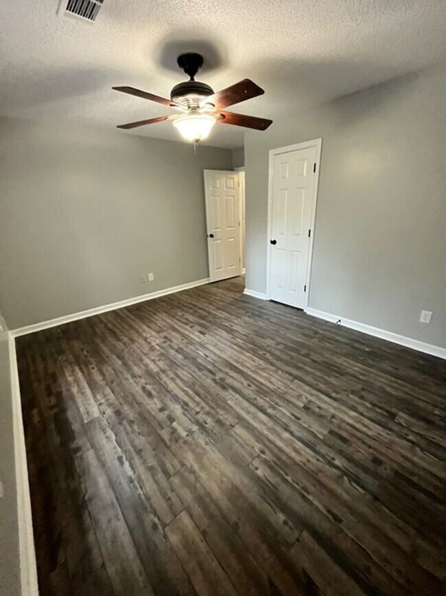 Building Photo - A Stunning Home Awaits in Crestview Planta...