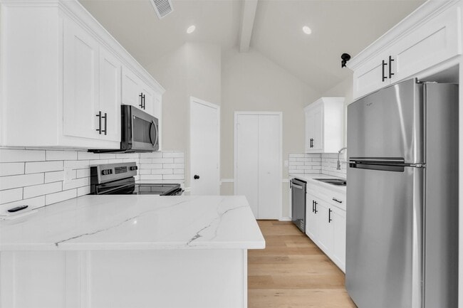 Building Photo - 8691 Pebblebrook Dr