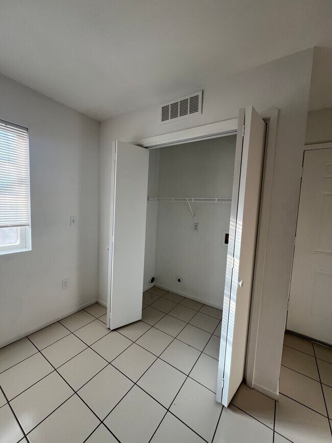 Building Photo - Luxury 3bed Apartment