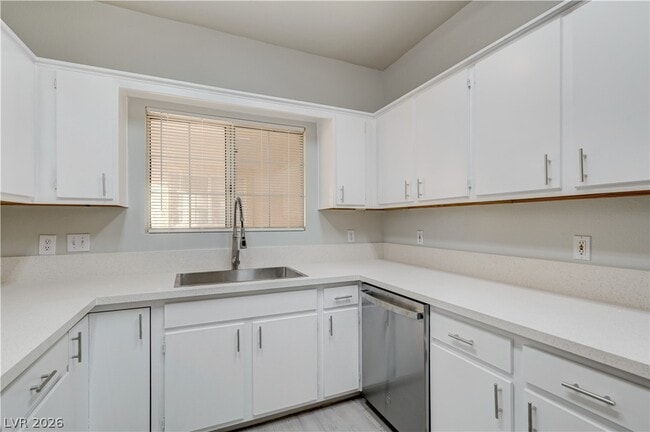 Building Photo - 1900 N Torrey Pines Dr