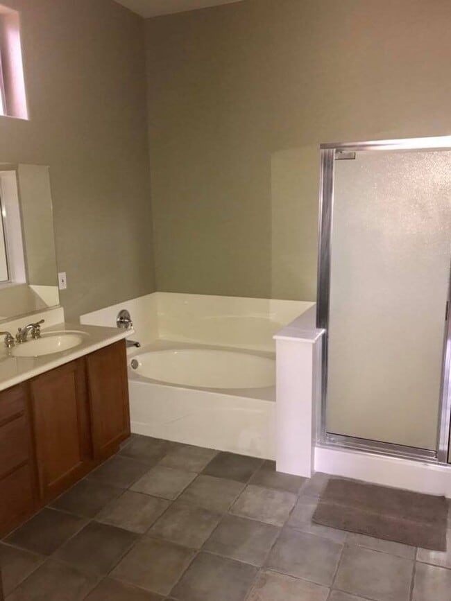 Building Photo - 3-bedroom in gated community w/community pool