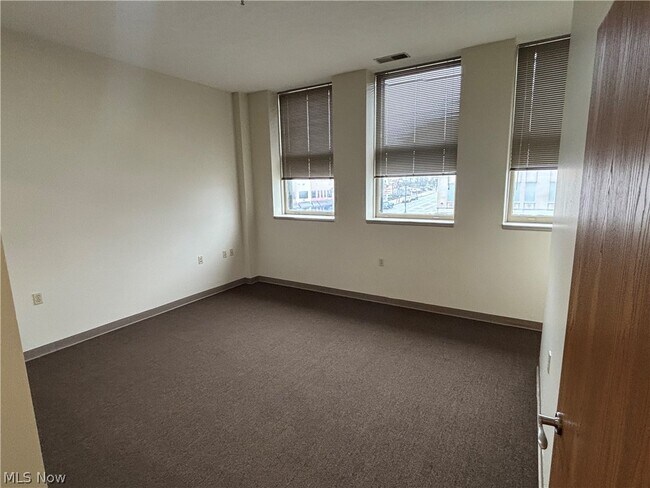 Building Photo - 59 Lincoln Way E