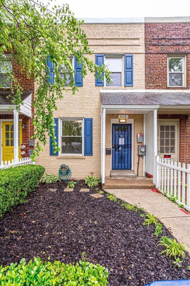 Building Photo - Sunny 2-Bedroom + Den  in SW Waterfront! - Parking included