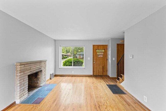 Building Photo - 723 Village Dr