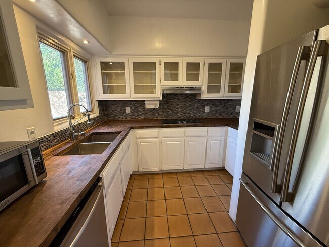 Building Photo - Townhome Near Old Town and Sawmill District