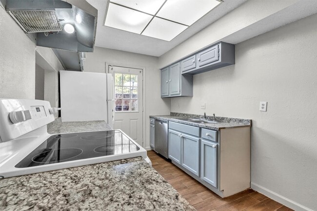 Building Photo - 7700 Creekbend Dr