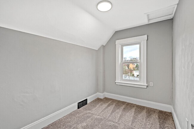 Building Photo - MOVE-IN SPECIAL! $500 OFF 1ST MONTH'S RENT...