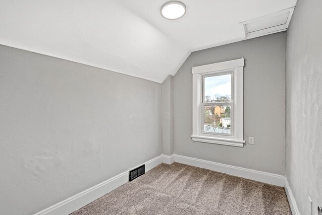 Building Photo - Updated 3 Bedroom home in Carrick availabl...