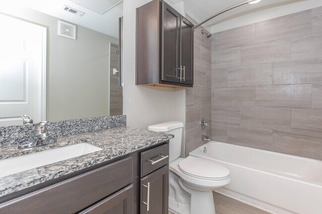Building Photo - Move In Now & Enjoy 1 Month Free!