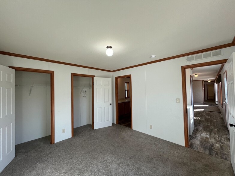 Building Photo - 1432 Iowa Dr