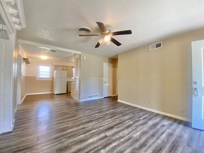 Building Photo - Move in special - second month's rent is free