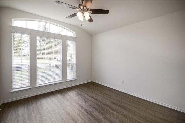 Building Photo - 137 Langtry Ln