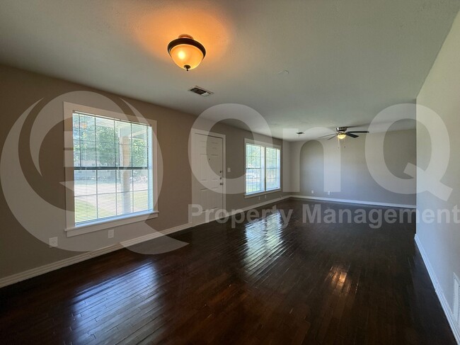 Building Photo - 1602 E Nall St