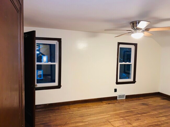 Building Photo - 1015 Willow Dr