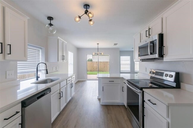 Building Photo - 16711 Hollow Ridge Dr