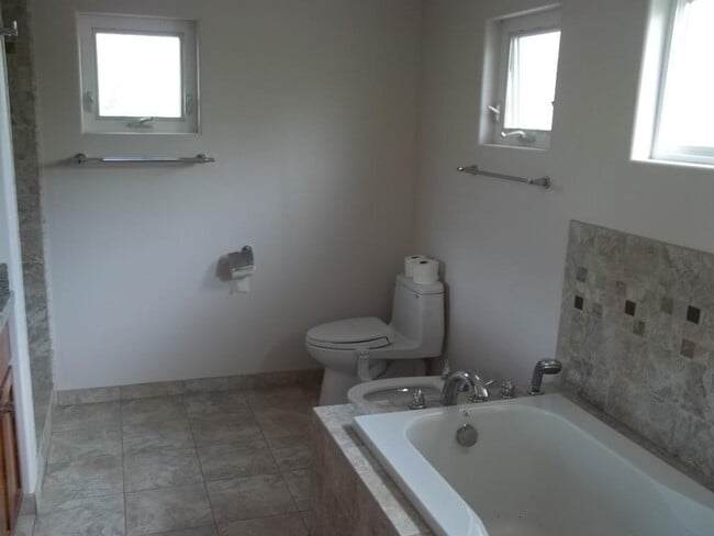 Building Photo - Beautiful 4 bed 2.5 bath