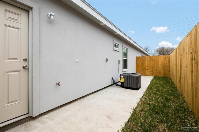 Building Photo - 1308 Valle Vista St