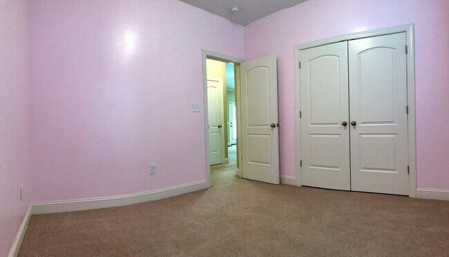 Building Photo - Rad in Raintree!