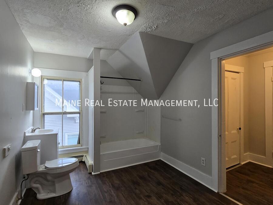 Building Photo - 139 Oak St