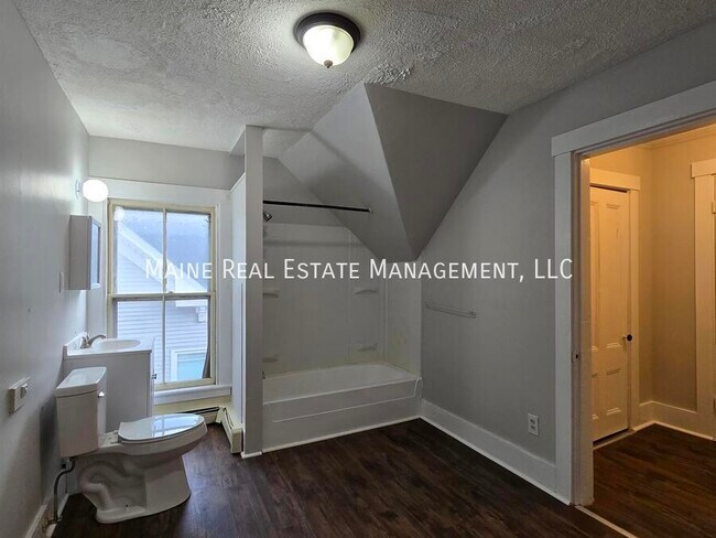 Building Photo - 139 Oak St