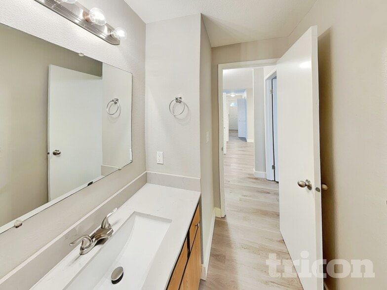 Building Photo - 1021 30th St NE