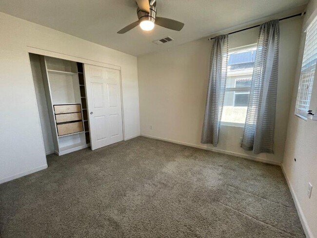 Building Photo - Gorgeous 4 Bed Located in Great Gated Community