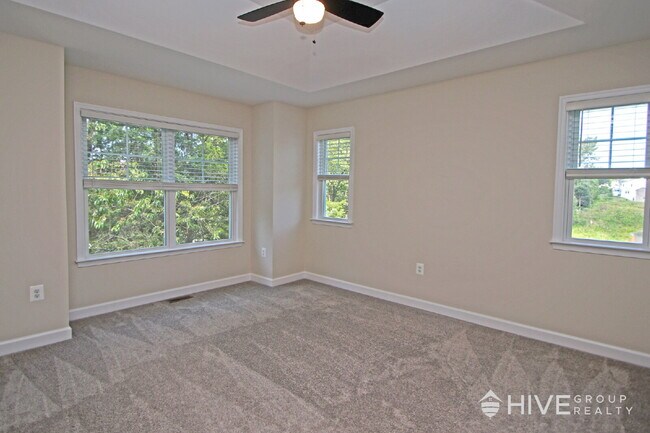 Building Photo - Beautiful End-Unit Townhouse with Pond Vie...