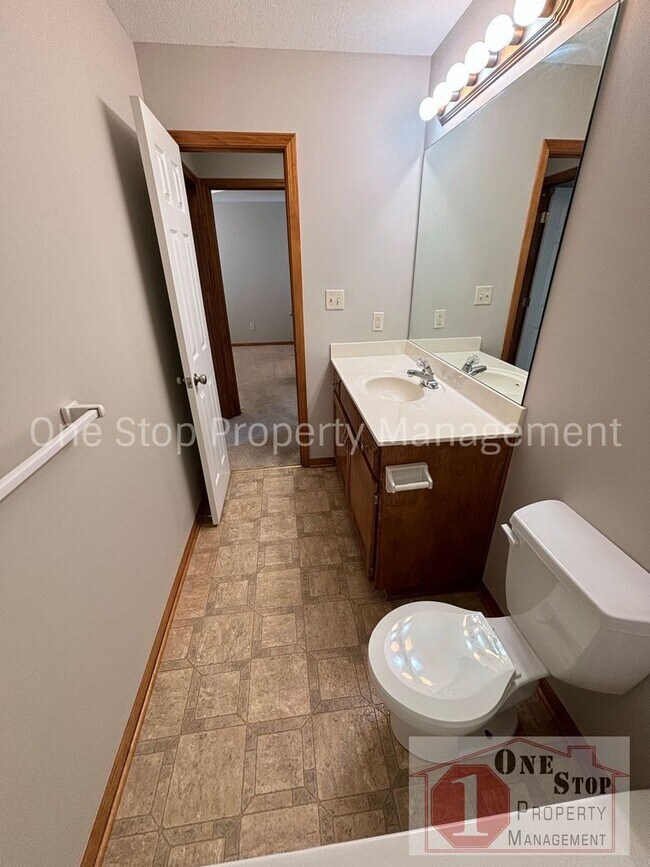 Building Photo - 1105 NW Willow Dr