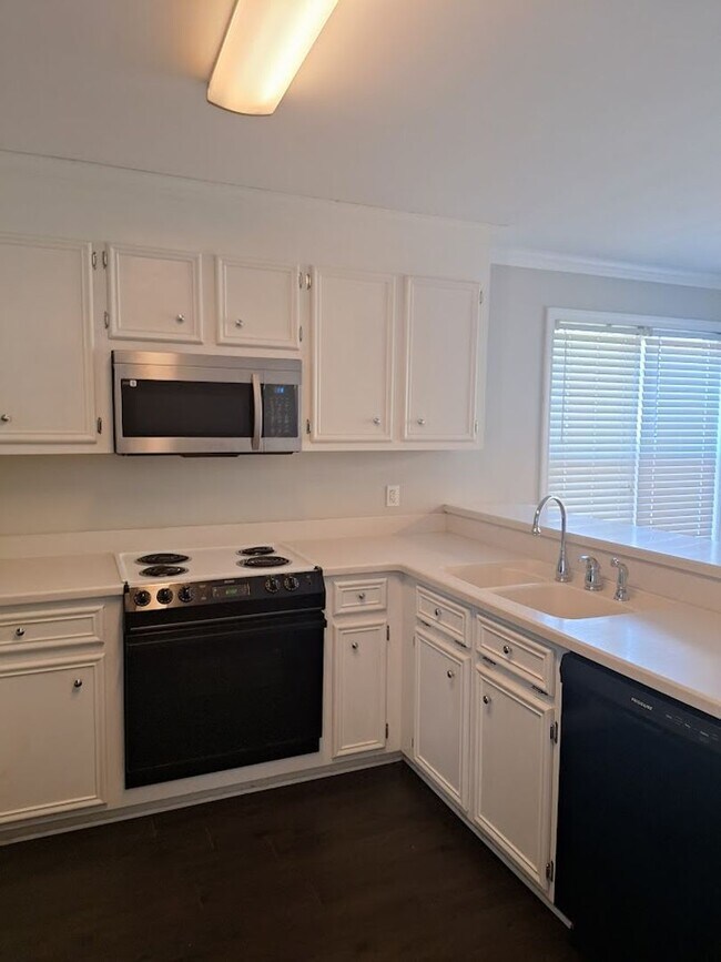 Building Photo - Fantastic Three Bedroom Home in Lexington!