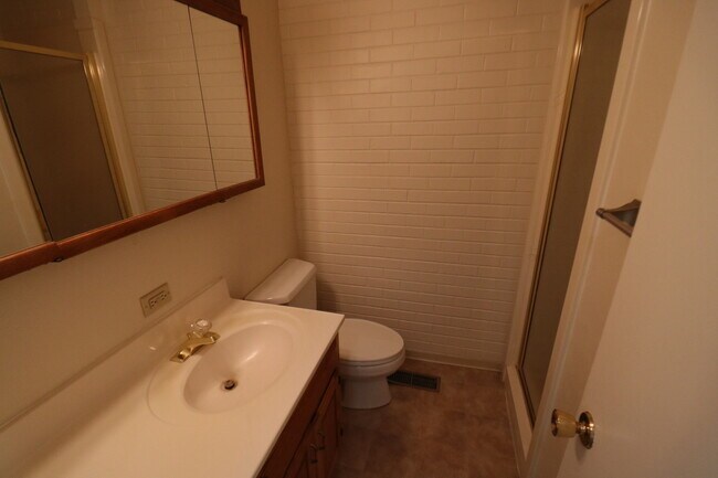 Building Photo - 4 Bedroom 3.5 Bathroom Townhome in Provo!