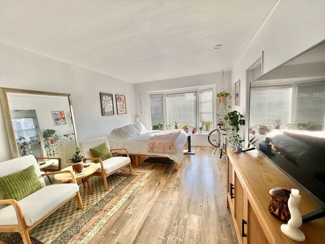 Building Photo - 5279 E The Toledo-Apt 5