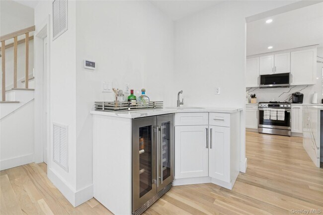 Building Photo - 10 Sagamore Rd