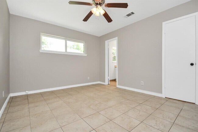Building Photo - 10951 Shadow Wood Dr