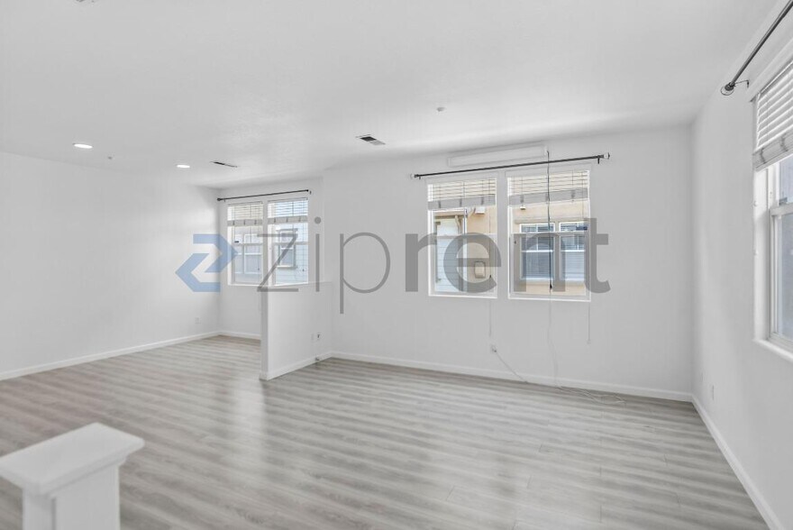 Building Photo - Unit