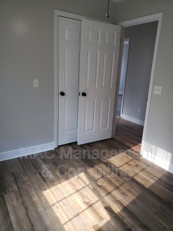 Building Photo - 1028 Nottingham Dr