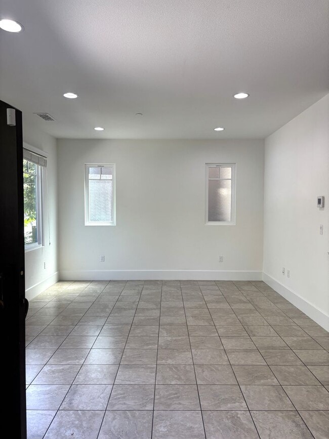 Building Photo - Pet Friendly 4 Bedroom 3.5 Bath Delightful...