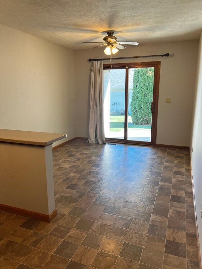 Building Photo - 1129 Golf Ct