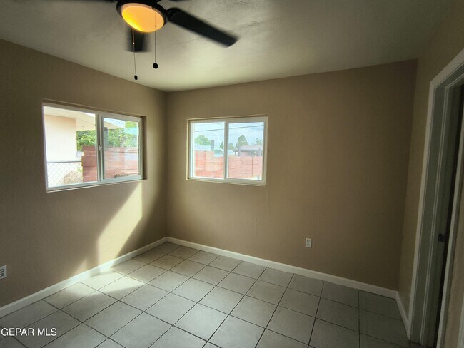 Building Photo - 4918 Guadalupe Dr