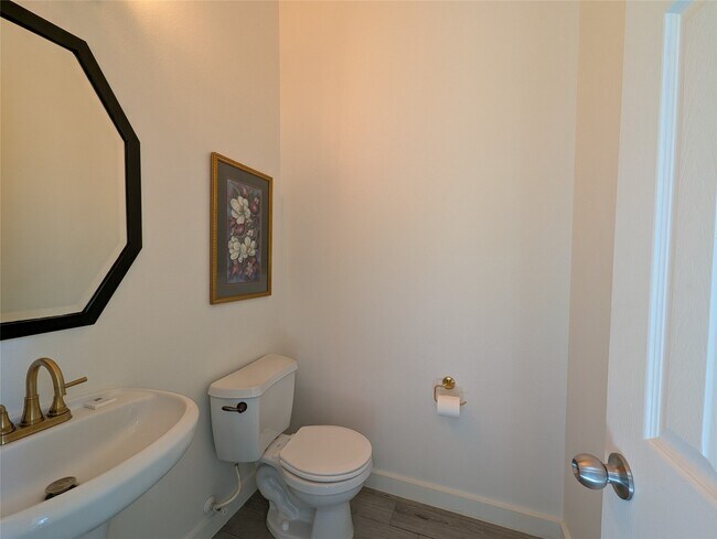 Building Photo - 913 Sweet Pine Dr