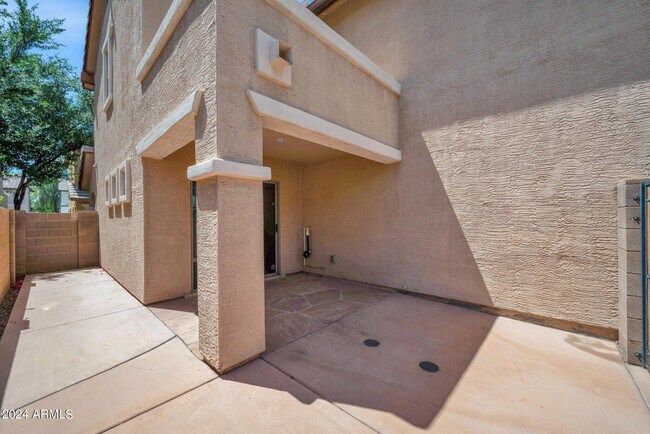 Building Photo - 2532 E Vermont Dr