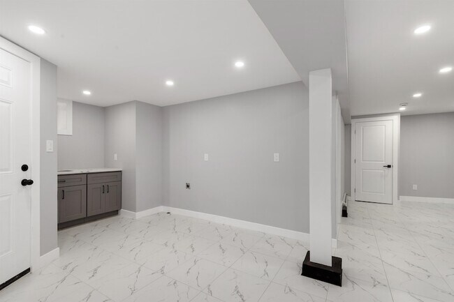 Building Photo - 410 76th St